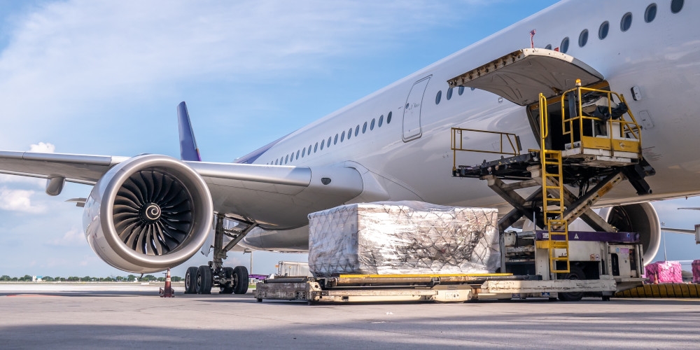 Tarifas de frete aéreo sobem devido à alta demanda e à falta de capacidade